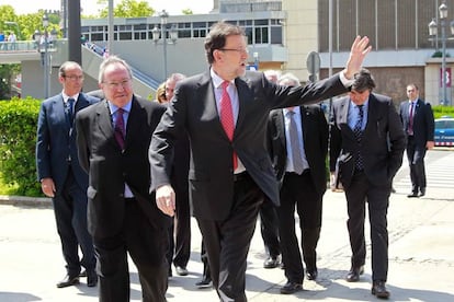 Mariano Rajoy, presidente del Gobierno, saluda a su llegada al Foro de Marcas Renombradas, celebrado en Barcelona.