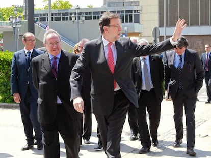 Mariano Rajoy, presidente del Gobierno, saluda a su llegada al Foro de Marcas Renombradas, celebrado en Barcelona.