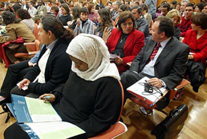 En primera fila, una mujer consulta la resolución 1.325 de la ONU, que impulsa la participación de las mujeres, en la reunión de Valencia.