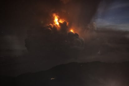 El volcán, que mató a 1.300 personas en 1911 y a 200 en 1965, forma parte de una cadena volcánica que se extiende por la región occidental de la isla de Luzón. En la imagen, la columna de ceniza del volcán Taal vista desde Tagaytay.