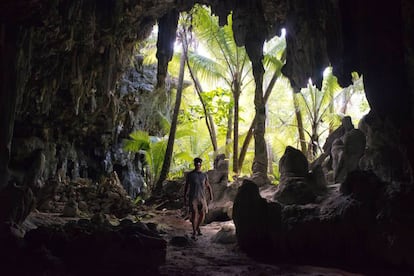 Un hombre explora el interior de las cuevas de Kopeka Bird, en la isla de Atiu.