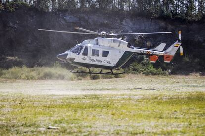 Un helicóptero de la Guardia Civil se une a las labores de rastreo.