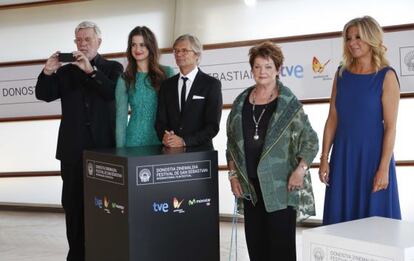 Bille August, en el centro, con el equipo de 'Silent heart'.