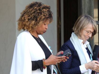 La ministra francesa de Cultura (der.), Françoise Nyssen, junto a la ministra de Deportes del país, este miércoles en París.
 