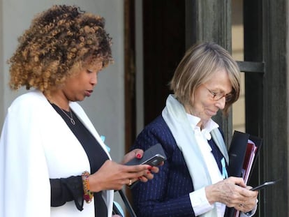 La ministra francesa de Cultura (der.), Françoise Nyssen, junto a la ministra de Deportes del país, este miércoles en París.