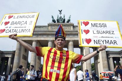 Uno de los seguidores del FC Barcelona que se han desplazado a Berlín para asistir hoy a la final de la Champions, que disputan el club azulgrana y el Juventus, posa ante la Puerta de Brandeburgo.