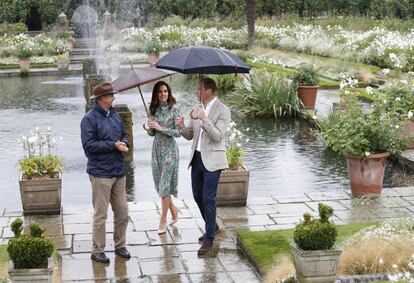 Los príncipes Guillermo y Enrique y Kate Middleton pasean por el jardín dedicado a Lady Di en el palacio de Kensington.