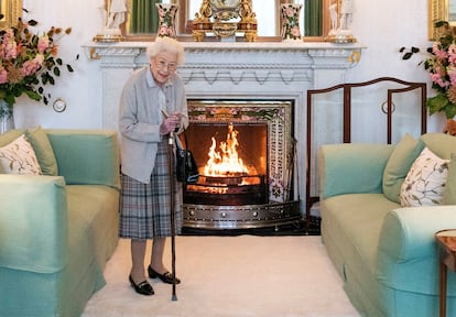 Esta es la foto de su última aparición pública, el 6 de septiembre, la reina Isabel espera a la nueva primera ministra del Reino Unido, Liz Truss, en una de las salas del castillo de Balmoral (Escocia). 