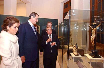 El presidente Vicente Fox y su esposa atienden las explicaciones de Miguel León Portilla durante la inauguración de la exposición <i>Iberoamérica mestiza</i> en el castillo de Chapultepec.