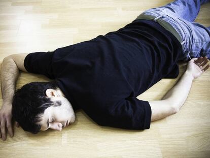 Empieza a dormir en el suelo porque su terapeuta le ha dicho que salga de su zona de confort