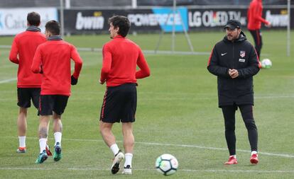 Simeone observa a sus jugadores durante el último entrenamiento del Atlético.