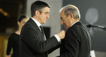 Patxi López coloca a Carlos Garaikoetxea la distinción del Árbol de Gernika, la más importante que concede el Gobierno vasco.