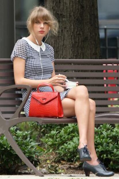 Taylor Swift, tomando un yogur en un parque de Nueva York.