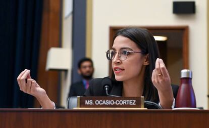 A deputada Alexandria Ocasio-Cortez durante o depoimento de Mark Zuckerberg.