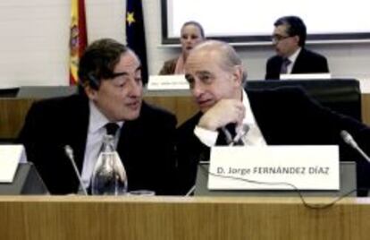 El ministro del Interior, Jorge Fern&aacute;ndez D&iacute;az (d), conversa con el presidente de la Confederaci&oacute;n Espa&ntilde;ola de Organizaciones Empresariales (CEOE), Juan Rosell (i), durante la IV Cumbre Europea de Servicios de Seguridad Privada que se celebra en la sede de la CEOE en Madrid.