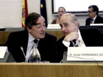 El ministro del Interior, Jorge Fern&aacute;ndez D&iacute;az (d), conversa con el presidente de la Confederaci&oacute;n Espa&ntilde;ola de Organizaciones Empresariales (CEOE), Juan Rosell (i), durante la IV Cumbre Europea de Servicios de Seguridad Privada que se celebra en la sede de la CEOE en Madrid.