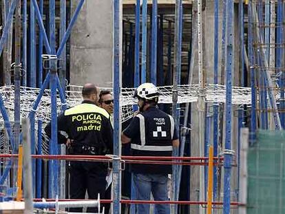 La policía investiga el accidente de un albañil en una obra.