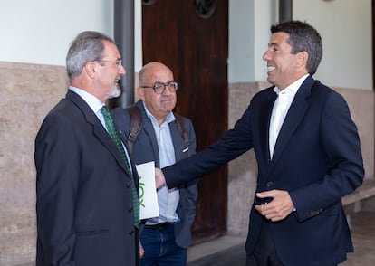 A la izquierda, el candidato de Vox, Carlos Flores, conversa con el candidato del PP, Carlos Mazón, a la salida del debate. 