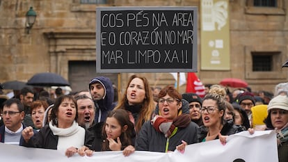 Manifestantes este domingo en la plaza del Obradoiro durante la concentración en defensa del mar y de los recursos pesqueros y marisqueros.