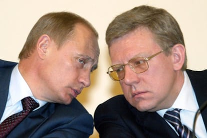 El primer ministro ruso, Vladímir Putin (izquierda), y el ministro de Finanzas, Alexéi Kudrin, durante una reunión en marzo de 2004.