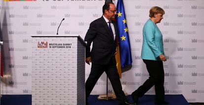 El presidente franc&eacute;s Fran&ccedil;ois Hollande y la canciller alemana Angela Merkel, tras la rueda de prensa celebrada en Bratislava. REUTERS