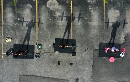 Tres practicantes de CrossFit hacen ejercicio en el exterior en Nueva York durante el verano de 2020.