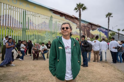 Panorámica del mural "Abrazo Mutuo" pintado en la frontera de Tijuana y San Diego por  por el artista Alfredo "Libre" Gutiérrez.