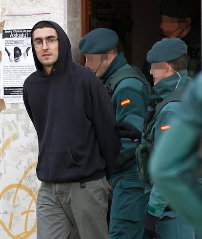 Agentes de la Guardia Civil trasladan a Iker Moreno Ibáñez, hijo del portavoz de la izquierda abertzale Txelui Moreno, a un local situado en la localidad navarra de Villava para efectuar un registro después de ser detenido.