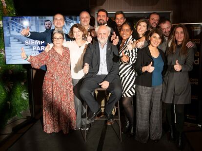 Foto de grupo de la candidatura a la alcaldía de la capital de Recupera Madrid en el Edificio España, con Luis Cueto en el centro.