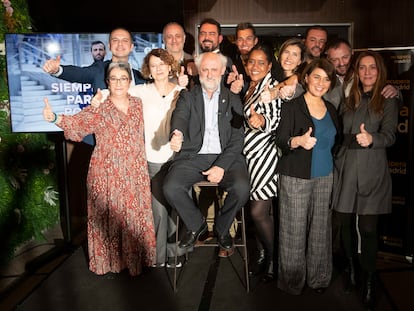 Foto de grupo de la candidatura a la alcaldía de la capital de Recupera Madrid en el Edificio España, con Luis Cueto en el centro.