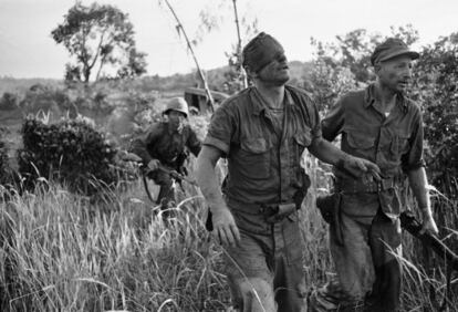 Um soldado norte-americano ferido em 19 de agosto de 1965, enquanto lutava contra o Vietcong. Ao final da guerra, os Estados Unidos haviam perdido 58.000 combatentes.