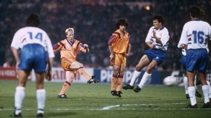 Koeman marca el gol de la victoria ante la Sampdoria en Wembley, en 1992.