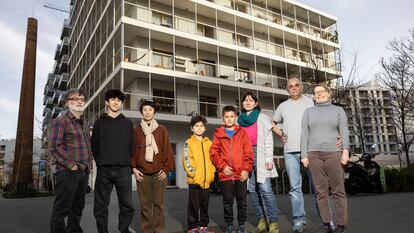 Tres de las familias que viven en La Chalmeta, una cooperativa de vivienda en cesión de uso del barrio de la Zona Franca, en Barcelona. La tercera por la derecha es Tomoko, la sexta Antje y a su lado, Carlos Alberto.