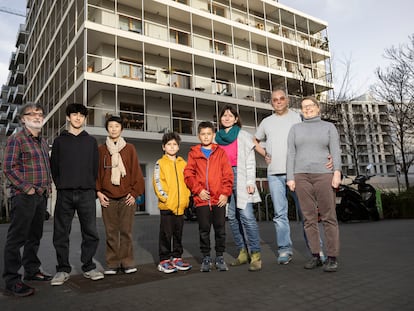 Tres de las familias que viven en La Chalmeta, una cooperativa de vivienda en cesión de uso del barrio de la Zona Franca, en Barcelona. La tercera por la derecha es Tomoko, la sexta Antje y a su lado, Carlos Alberto.