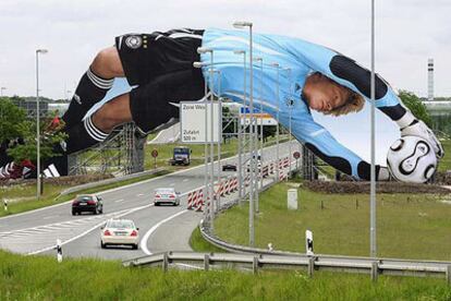 Valla publicitaria sobre una autopista cerca del aeropuerto de Munich, donde se jugará el partido inaugural.