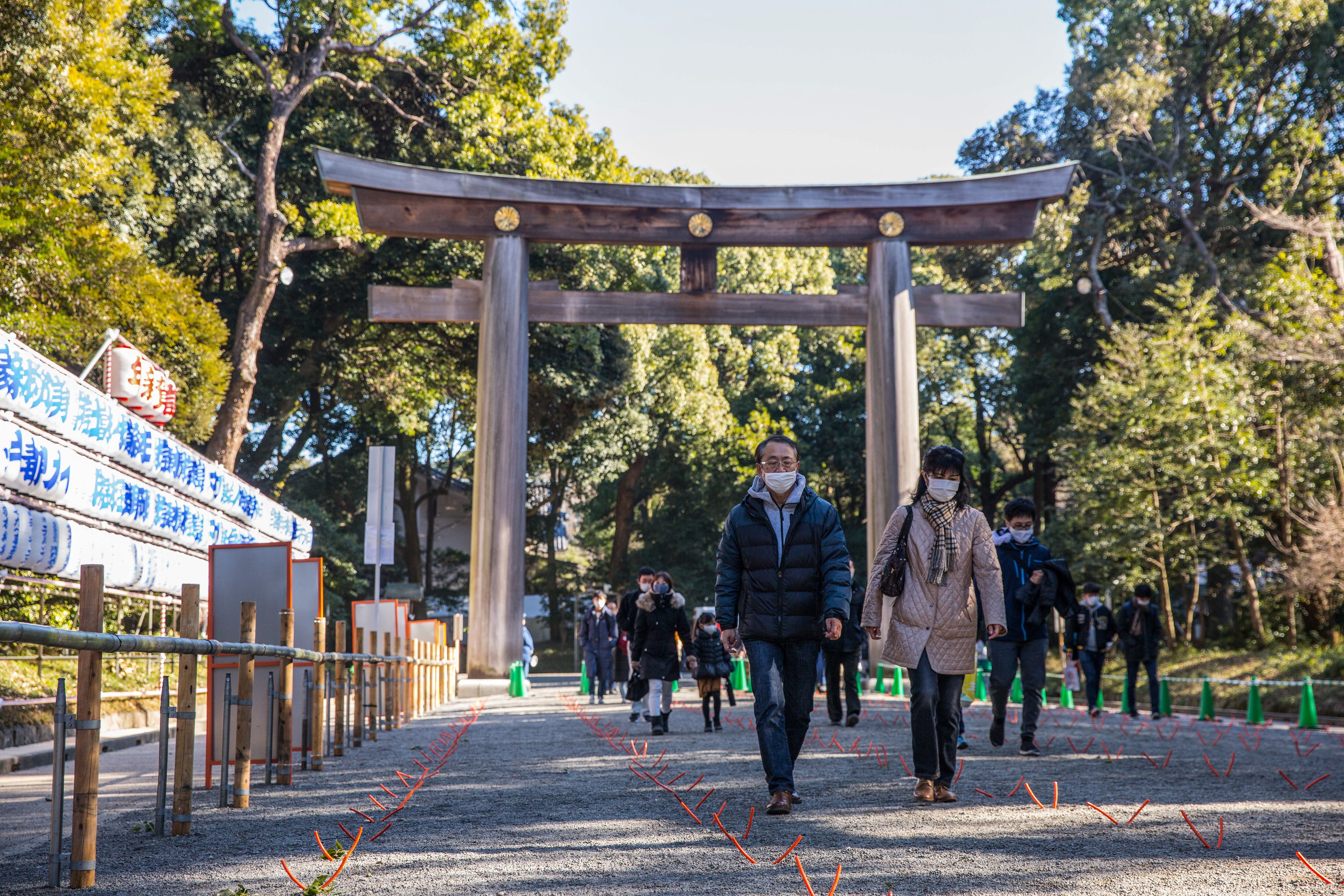 Detenido un turista estadounidense por grabar con las uñas unas letras en santuario Meiji de Tokio