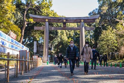 Personas paseando por el Santuario Meiji en Tokio, Japón.