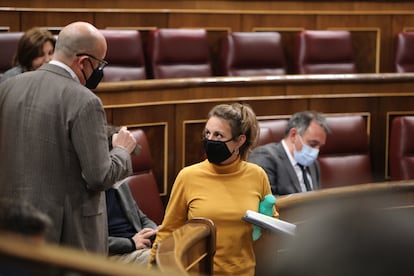 El socialista José Zaragoza (izquierda) charla con la diputada de la CUP Mireia Vehí, durante el pleno del Congreso de los Diputados,