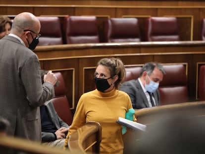 El socialista José Zaragoza (izquierda) charla con la diputada de la CUP Mireia Vehí, durante el pleno del Congreso de los Diputados,