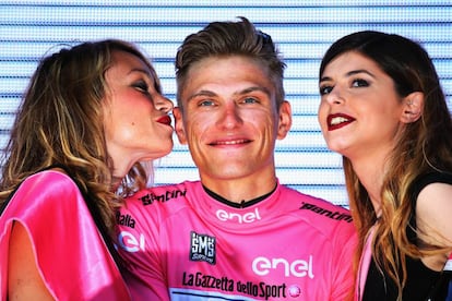 Kittel, en el centro y de rosa, en el podio del Giro.