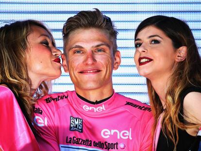Kittel, en el centro y de rosa, en el podio del Giro.