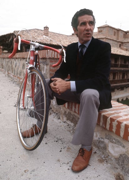 El ex campeón del Tour de Francia, Federico Martín Bahamontes, por las calles de Toledo, en el año 1980.
