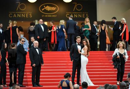La modelo brasileña Izabel Goulart y el portero alemán Kevin Trapp posan en la alfombra roja del Festival de Cannes.