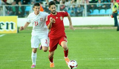 Isco conduce el balón en el partido de ida.