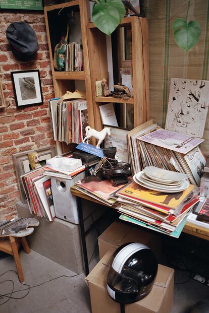 En un rincón de su casa estudio se amontonan viejos vinilos y otros recuerdos.