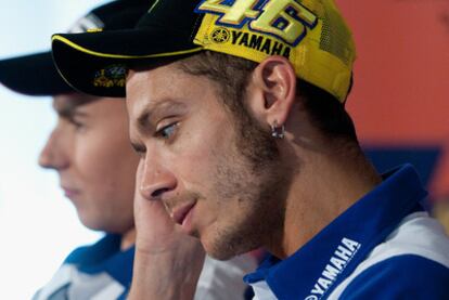 Valentino Rossi y Jorge Lorenzo, en segundo plano, el jueves pasado en San Marino.