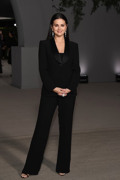 Selena Gomez, que triunfa con la segunda temporada de su serie Solo asesinatos en el edificio, fue de las pocas invitadas en vestir pantalón. Su traje lo firma Giorgio Armani y lo combina con joyas de Cartier.