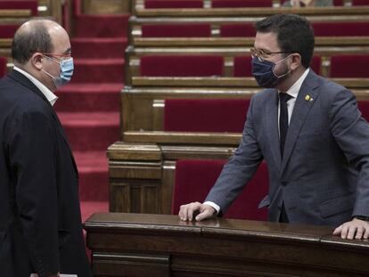 Miquel Iceta parla amb Pere Aragonès, al Parlament.