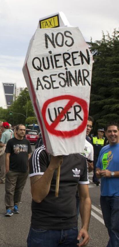 Protesta de taxistas en Madrid contra Uber en junio de 2014