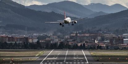 Un avi&oacute;n aterriza con problemas a causa del viento en Loiu (Bizkaia).